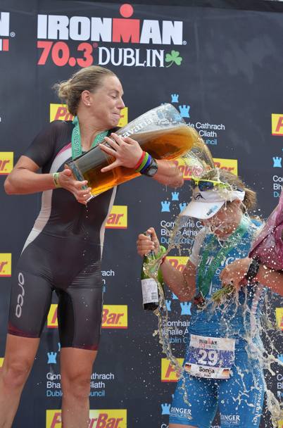 Susie Cheetham celebra la sua vittoria alL&#39;Ironman triathlon, Dublino Irlanda. (Getty Images) 